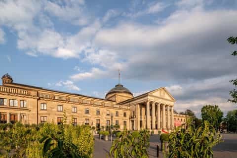 Vue aérienne de Wiesbaden en 2026 montrant des bâtiments historiques et des installations modernes pour la convention