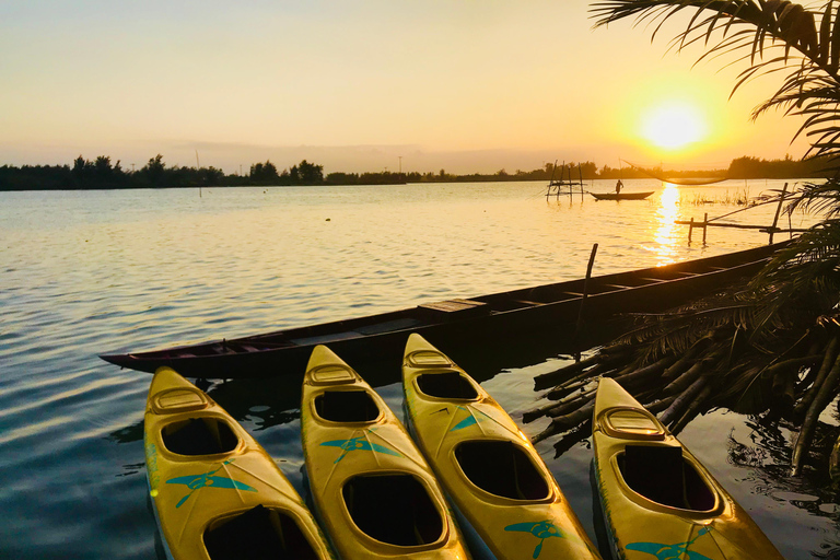 Hoi An: Sunset Kayaking Tour to Lantern Town