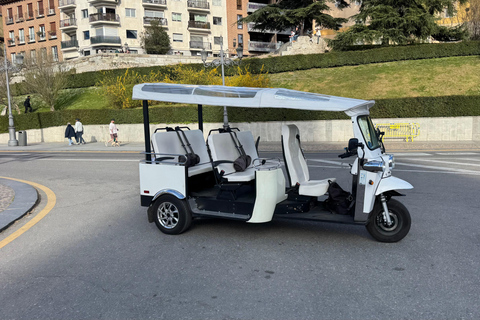 Madrid: Private Tuk Tuk Tour with Expert Guide and Panoramic Views The Classics Tour ~ Discover Madrid in 60 minutes from your STARTING POINT!