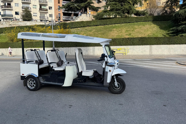 Madrid: Private Tuk Tuk Tour with Expert Guide and Panoramic Views The Classics Tour ~ Discover Madrid in 60 minutes from your STARTING POINT!