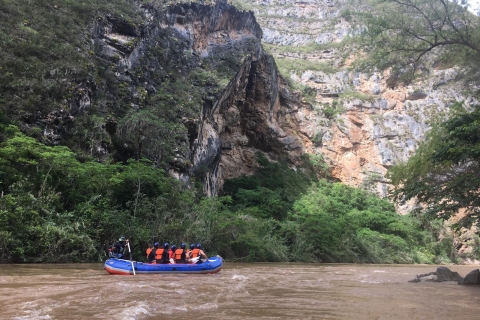 Raften op de Utcubamba rivier bij de Gocta waterval, Amazonas, Perú