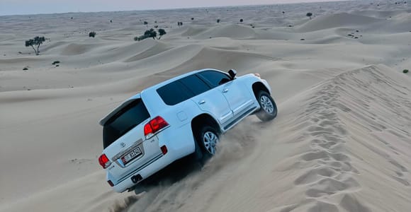 Abu Dhabi: Magische 4x4-Wüstentour mit Kamelritt und Sandboarding