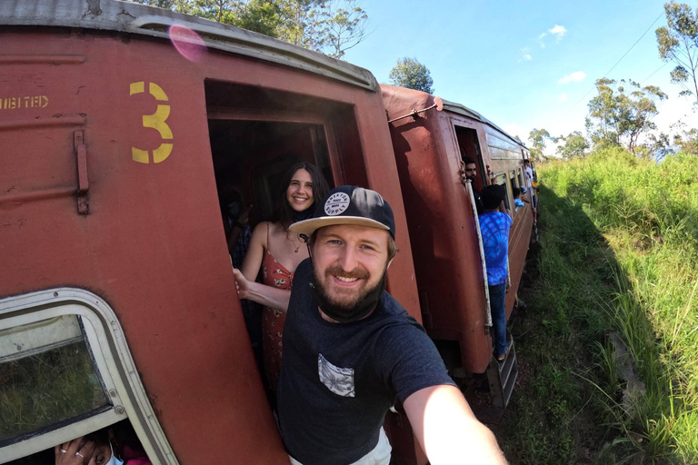 Colombo: Ella Panorama-Zugtour mit HoteltransfersFrom Colombo: Ella Scenic Train 3rd class reserved Tickets