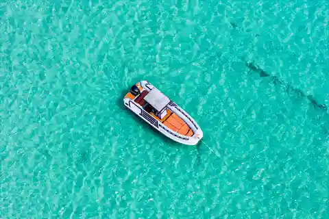 Cagliari: Bootstour zu den paradiesischen Stränden, Essen & Trinken