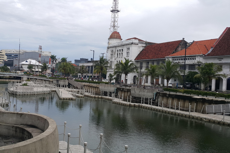 Jakarta: Guided City Tour by Tuk Tuk, Train, and Boat