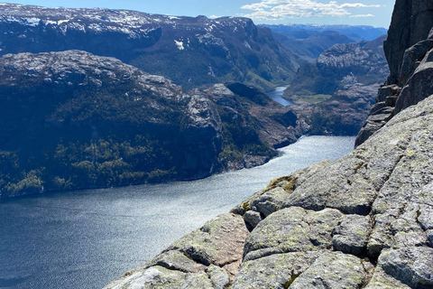 Preikestolen med hotell eller upphämtning med båt och guide