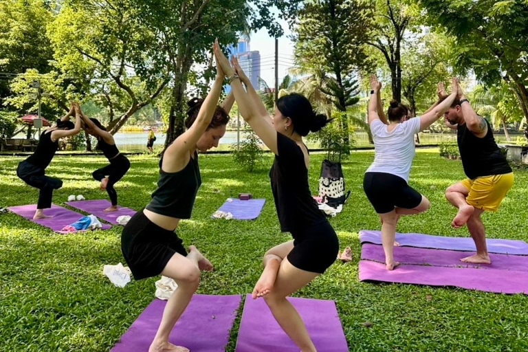 Bangkok: Ochtendyoga voor alle niveaus in Lumphini ParkBangkok: Yoga voor alle niveaus in het Lumphini Park