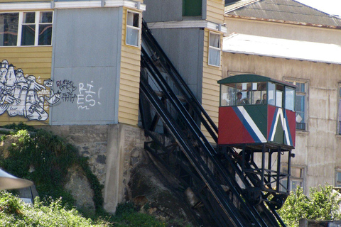 Colorful, historic, and panoramic Valparaíso Colorful, historic, and scenic Valparaíso