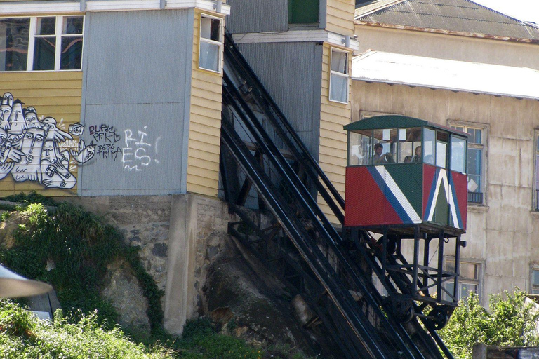 Colorful, historic, and panoramic Valparaíso Colorful, historic, and scenic Valparaíso