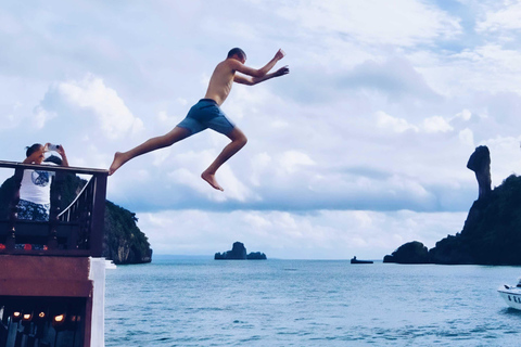 Krabi: Sunset Dinner Cruise & Swimming by Luxury Junk Boat