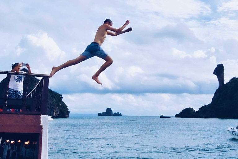 Krabi: Sunset Dinner Cruise & Swimming by Luxury Junk Boat