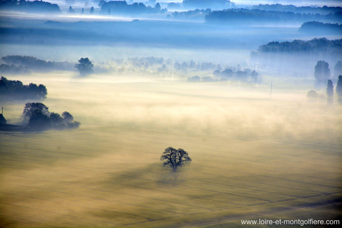 Lot balonem na ogrzane powietrze nad zamkiem ChenonceauLot balonem na ogrzane powietrze o wschodzie słońca