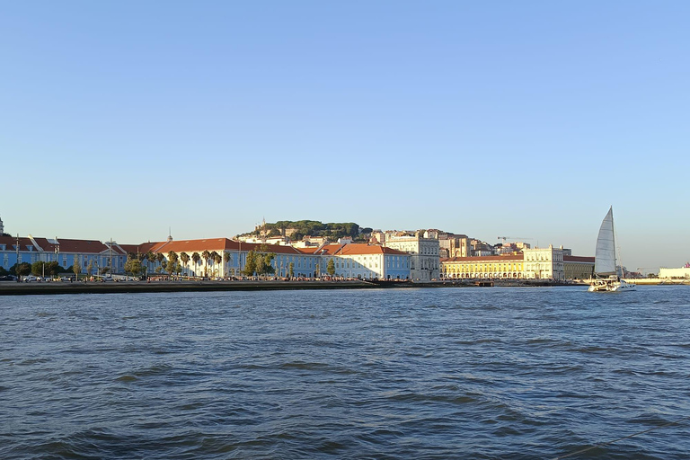 Lisbona: tour pomeridiano in barca a vela con drinkLisbona: tour pomeridiano in barca a vela con bevande incluse