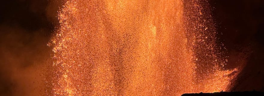 Grande île : volcan, plage de sable noir, cascade, avec déjeuner