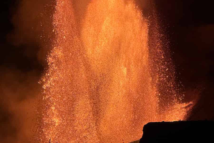 Big Island: Vulkan, schwarzer Sandstrand, Wasserfall, inklusive Mittagessen. Foto: GetYourGuide
