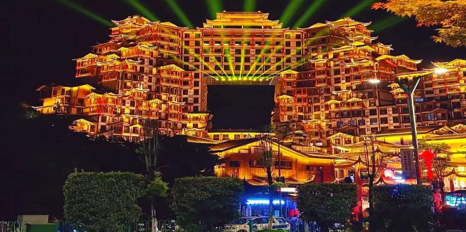 天門山へのナイトツアー：スカイウォークと街の灯りをご覧ください