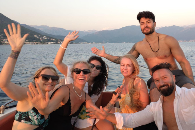 Zatoka Kotorska i Błękitna Jaskinia - prywatna wycieczka łodzią z bezpłatnymi napojamiPrywatna wycieczka łodzią po Zatoce Kotorskiej i Błękitnej Jaskini z bezpłatnymi nap