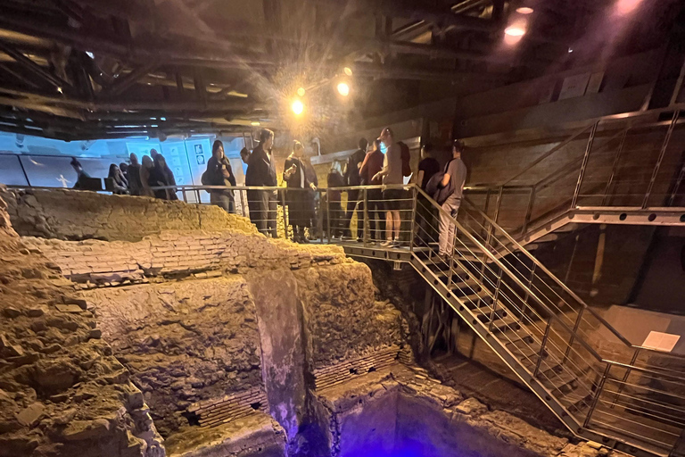 Rom: Trevifontänen Underjordisk rundtur i Trevifontänens distrikt och glassFransk guidad tur och gelato