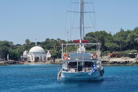 Rodas: paseo en barco con esnórquel, bufé gourmet y barra libreRodas: Tour en barco con baño, buffet gastronómico y barra libre