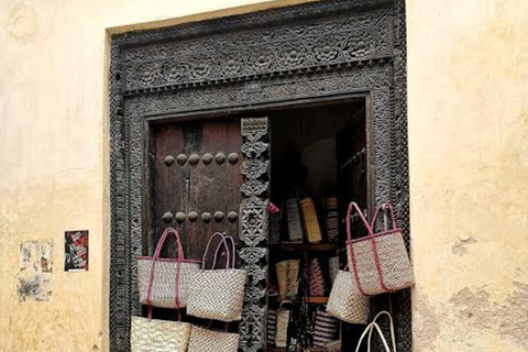 زنجبار: جولة في المدينة الحجرية وغابة جوزاني ومركز الفراشاتهذا الخيار، الاستقبال من فنادق المدينة