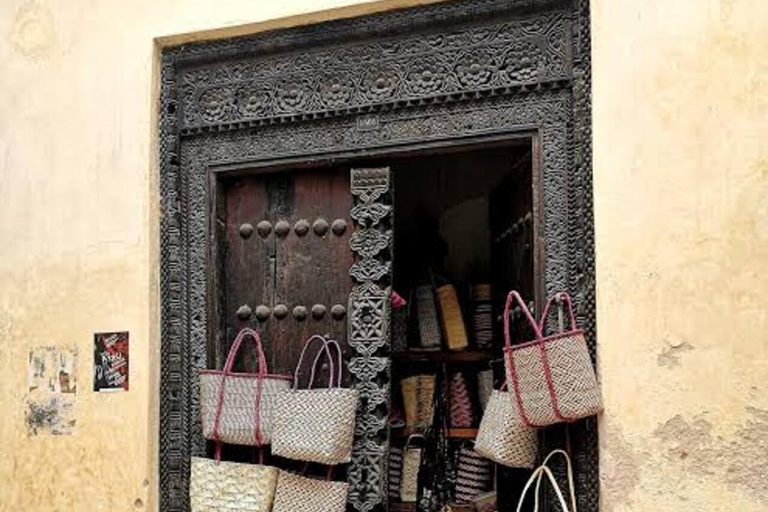 زنجبار: جولة في المدينة الحجرية وغابة جوزاني ومركز الفراشاتهذا الخيار، الاستقبال من فنادق المدينة