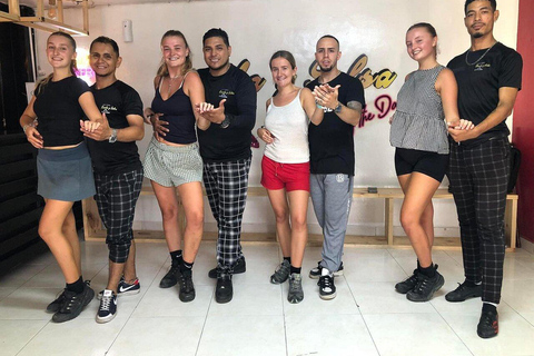 Cali: Salsa Night Tour with Pro Instructors Cali: Nighttime Salsa Sightseeing Tour with Pro Instructors