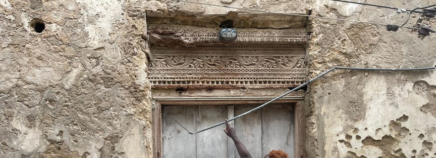 Visite des portes sculptées en swahili par une femme sculpteuse sur bois : île de Lamu