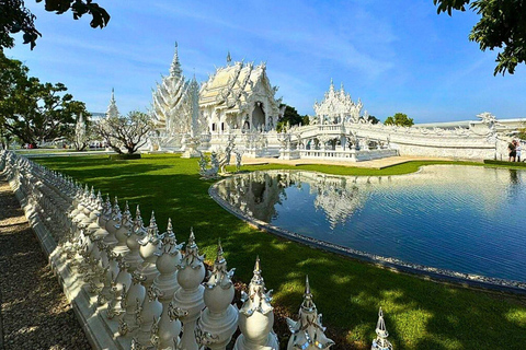 Chiang Mai: Vita, blå och stora Buddha Vita, blå och stora Buddha-tempel i Chiang RaiChiang Mai: Vita, blå och stora Buddha-tempel i Chiang Rai