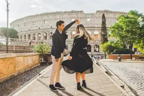 Roma: Servizio fotografico personalizzato davanti al Colosseo