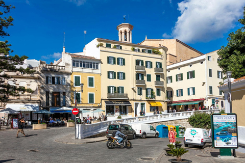 Boottocht in de haven van Mahon met markt en jeneverstokerijBoottocht in de haven van Mahon met Mahon-markt en gin-distilleerderij