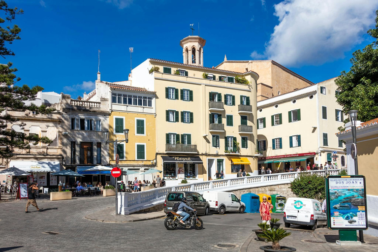 Boottocht in de haven van Mahon met markt en jeneverstokerijBoottocht in de haven van Mahon met Mahon-markt en gin-distilleerderij