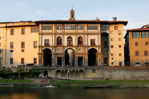 Florença: Galeria Uffizi: ingresso prioritário e tour em pequenos gruposExcursão Particular em Russo