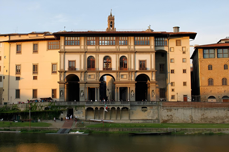 Florença: Galeria Uffizi: ingresso prioritário e tour em pequenos gruposExcursão Particular em Russo