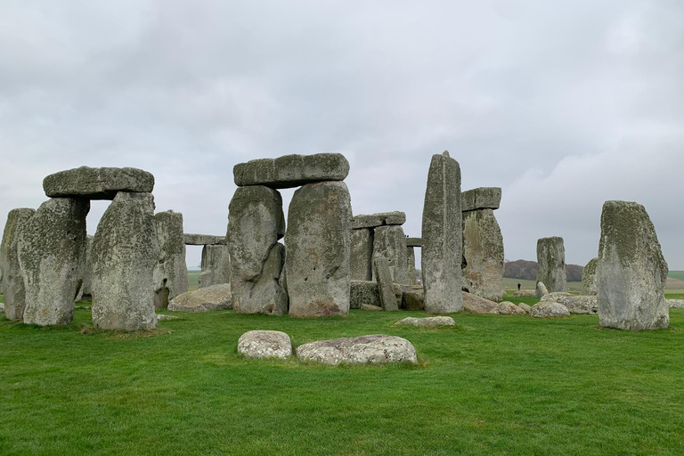 From London: Windsor Castle, Stonehenge, & Oxford Day Trip Tour without entries in English