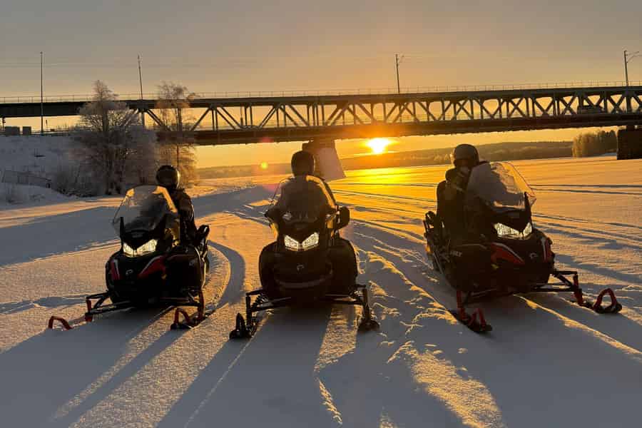 Rovaniemi: Schneemobilfahrt in der Arktis mit einem ortskundigen Guide. Foto: GetYourGuide