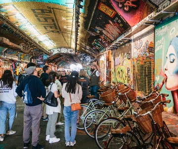 London: Landmarks & Secrets Bike Tour with Pub & Street Art