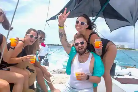 Passeio de catamarã em Isla Mujeres com bebidas ilimitadas e traslado