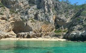 Sesimbra: Secret Bays and Beaches Boat Tour with Snorkeling