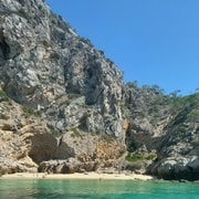 Sesimbra: Secret Bays and Beaches Boat Tour with Snorkeling
