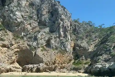 Sesimbra: Secret Bays and Beaches Boat Tour with Snorkeling