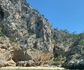 Sesimbra: Secret Bays and Beaches Boat Tour with Snorkeling