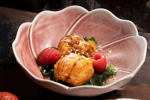 Immersive Six Dynasties Dining & Show Experience in Nanjing Regular Seat Meal+Costume+Headwear+Makeup（3 days in advance）