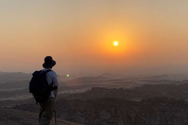 Jeddah: wandeltocht met gids door de Maanberg met snacksJeddah: wandeltocht met gids door de Moon Mountains, inclusief snacks