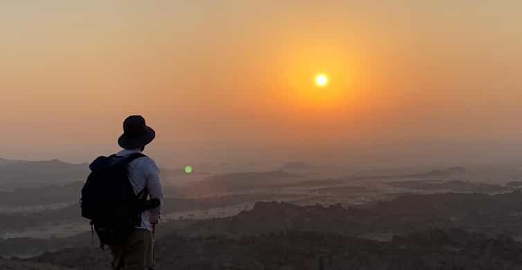 Jeddah: Moon Mountain Guided Hiking Tour with Snacks