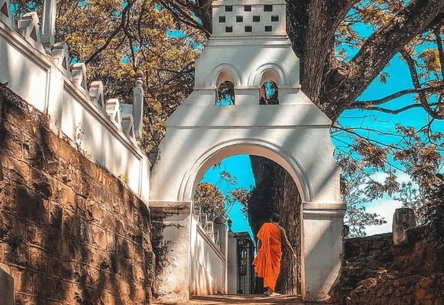 From Ella: Nuwara Eliya Transfer with Temples, Garden & Lake