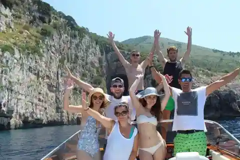 Von Tirana aus: Vlora, Karaburun und Sazan Island Bootstour Tagestour