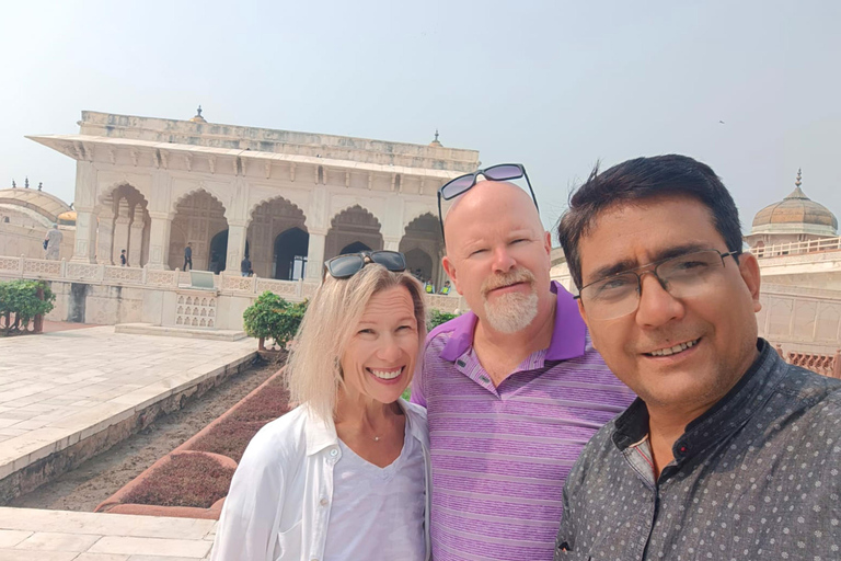 Rondleiding door de hoofdstad Mughal Agra met de auto.Taj Mahal en het fort van Agra.