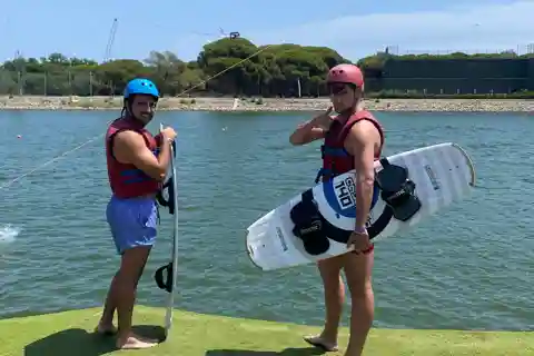 Barcelona: Wakepark activity with minibus transport