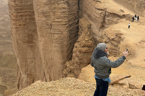 Riyadh: Edge of the World Sunset Tour with Snacks Edge of the world with sunset and stars