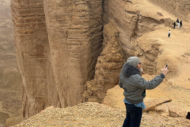 Riyadh: Edge of the World Sunset Tour with Snacks Edge of the world with sunset and stars